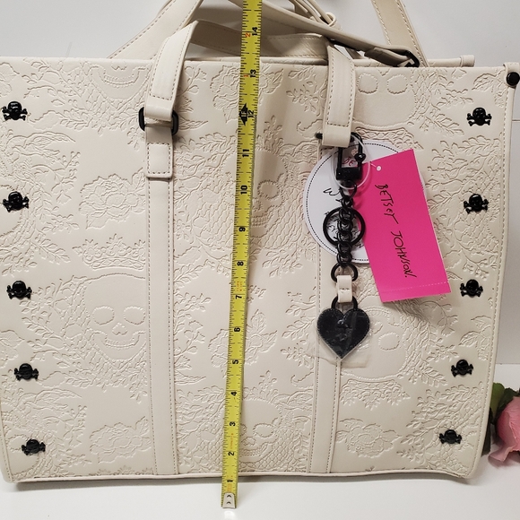 Betsey Johnson Halloween embossed Skull tote with removable Skull 💀 Keychain - Picture 4 of 10